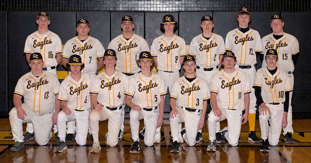 A group of baseball players posing for a photo

Description automatically generated