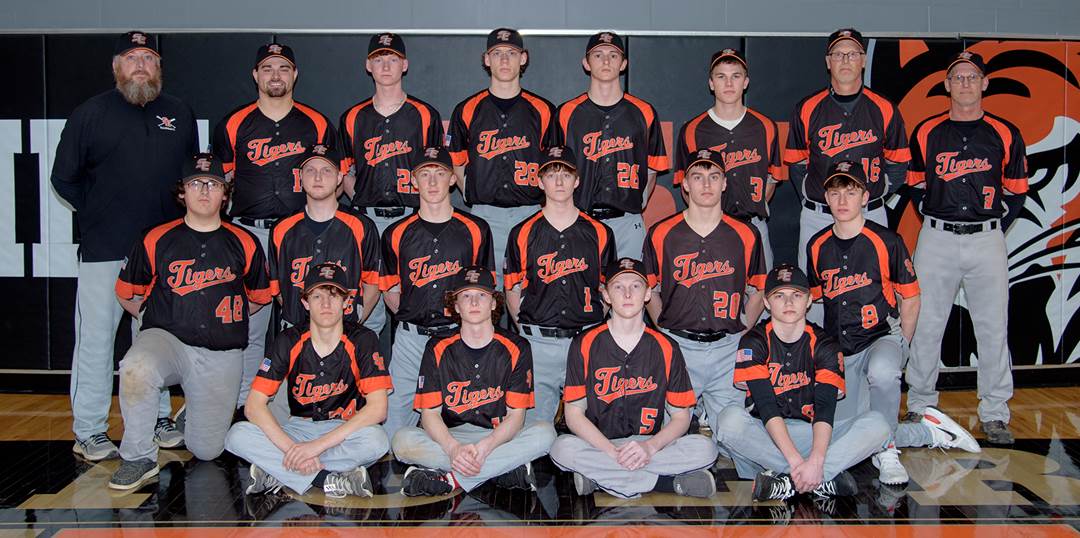 A group of baseball players posing for a photo

Description automatically generated