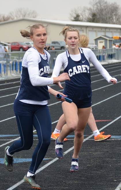 A group of girls running on a track

Description automatically generated